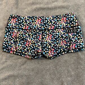 Flower Fleo shorts. Size Large.